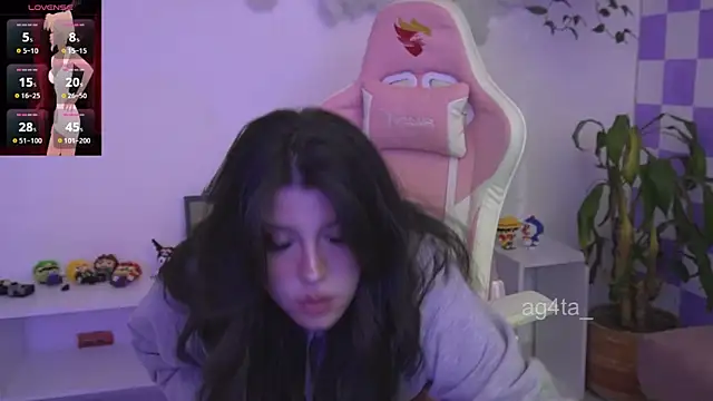 Snapshot of Ag4ta_ chatting on 11/13/25, 03:05 Ag4ta online show from 11/13/25, 03:05