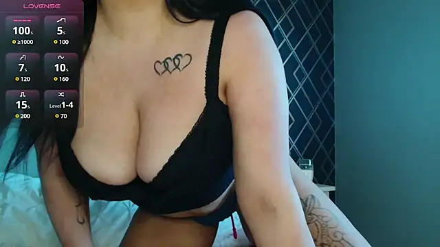 Snapshot of Layla_UK chatting on 03/18/25, 10:46 Layla UK online show from 03/18/25, 10:46