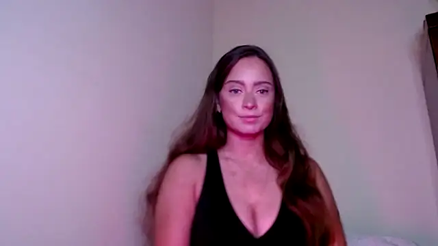 Snapshot of Sophie_Raegan chatting on 12/13/24, 01:01 Sophie Raegan online show from 12/13/24, 01:01