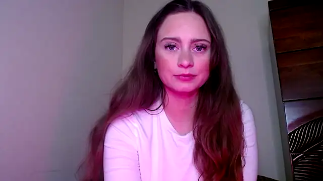 Snapshot of Sophie_Raegan chatting on 12/18/24, 12:21 Sophie Raegan online show from 12/18/24, 12:21