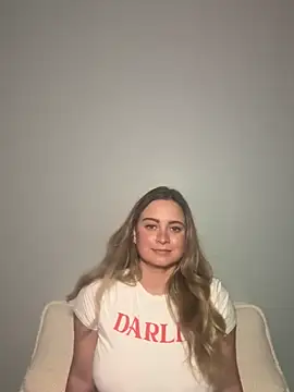 Snapshot of Sophie_Raegan chatting on 09/11/25, 04:34 Sophie Raegan online show from 09/11/25, 04:34