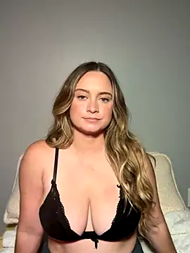 Snapshot of Sophie_Raegan chatting on 10/15/25, 11:54 Sophie Raegan online show from 10/15/25, 11:54