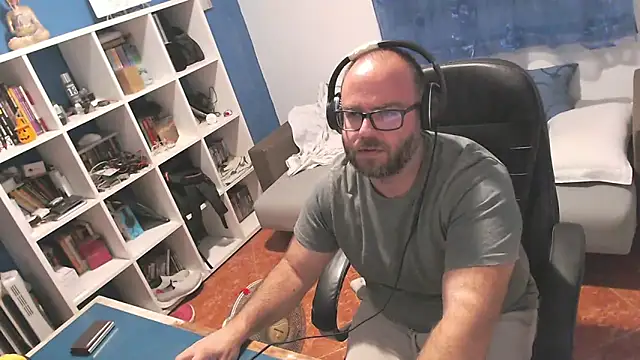 ravingr4d4 online show from 09/29/25, 09:41