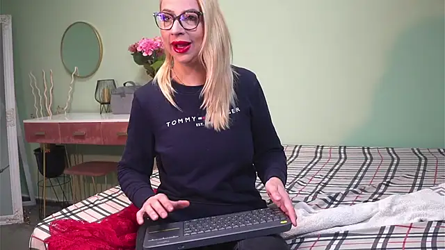 Snapshot of CelineConner chatting on 01/17/25, 08:13 CelineConner online show from 01/17/25, 08:13