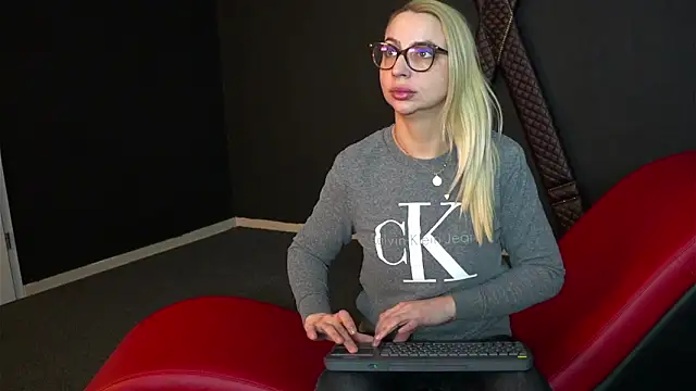 Snapshot of CelineConner chatting on 02/11/25, 05:16 CelineConner online show from 02/11/25, 05:16