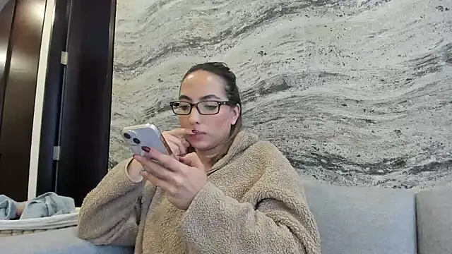 Snapshot of Sophi__a chatting on 02/19/25, 11:04 Sophi a online show from 02/19/25, 11:04