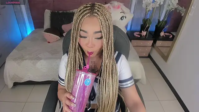 Snapshot of conny__curly chatting on 10/30/25, 02:18 conny curly online show from 10/30/25, 02:18