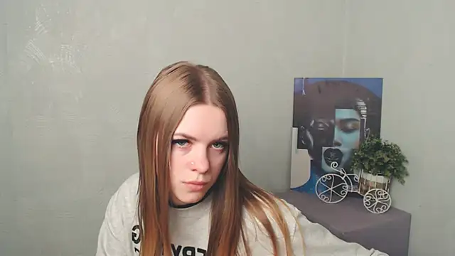 Snapshot of AliceFlirtt_ chatting on 03/19/25, 08:12 AliceFlirtt online show from 03/19/25, 08:12