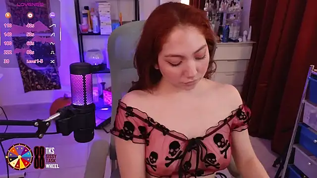 Snapshot of LilyVelvett chatting on 10/21/25, 03:07 LilyVelvett online show from 10/21/25, 03:07