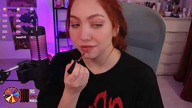 Snapshot of LilyVelvett chatting on 10/22/25, 03:51 LilyVelvett online show from 10/22/25, 03:51