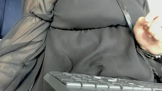 Snapshot of Adeelinee chatting on 01/31/25, 07:51 Adeelinee online show from 01/31/25, 07:51
