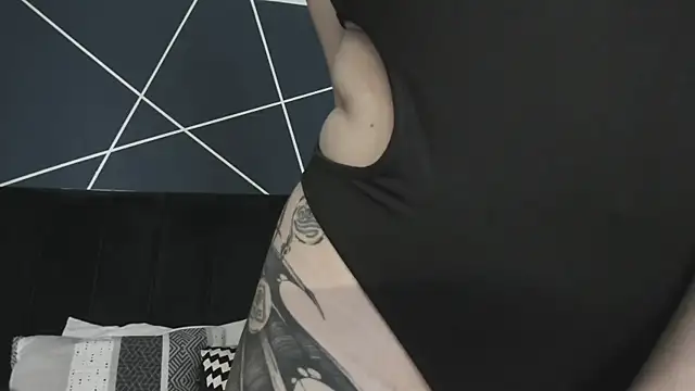 Snapshot of Adeelinee chatting on 02/18/25, 10:36 Adeelinee online show from 02/18/25, 10:36