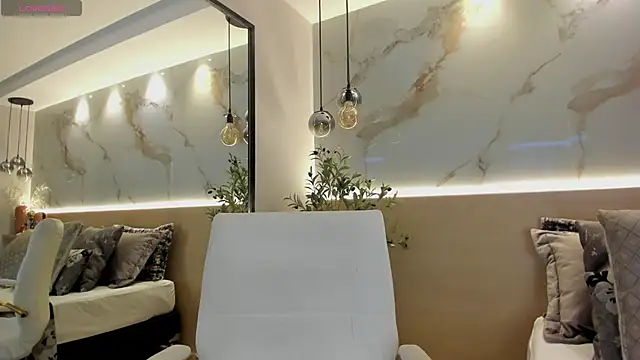 Snapshot of LeaThompson chatting on 02/24/25, 04:49 LeaThompson online show from 02/24/25, 04:49