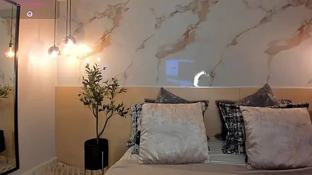 Snapshot of LeaThompson chatting on 09/23/25, 12:13 LeaThompson online show from 09/23/25, 12:13