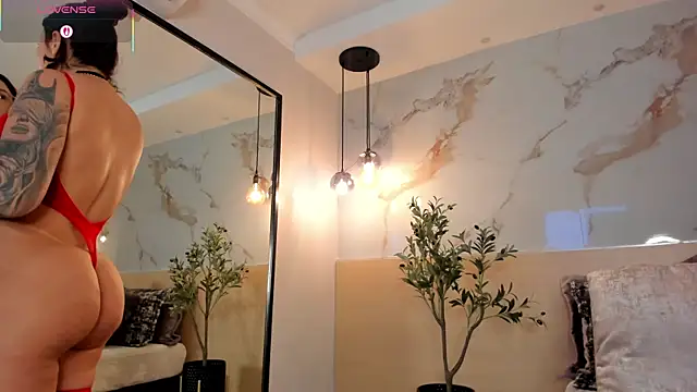 Snapshot of LeaThompson chatting on 09/24/25, 12:03 LeaThompson online show from 09/24/25, 12:03