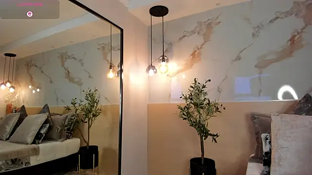 Snapshot of LeaThompson chatting on 10/01/25, 11:11 LeaThompson online show from 10/01/25, 11:11