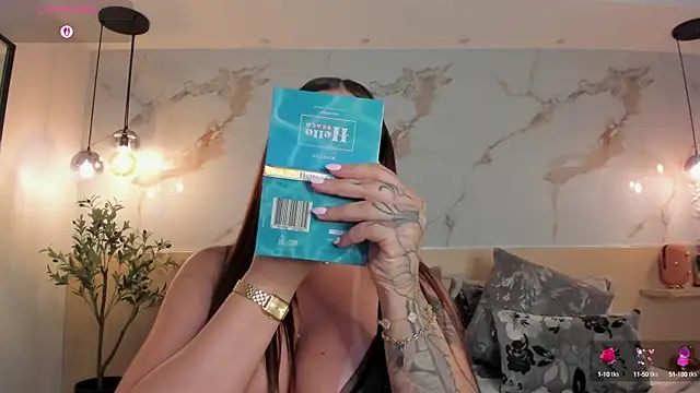 Snapshot of LeaThompson chatting on 10/04/25, 11:03 LeaThompson online show from 10/04/25, 11:03