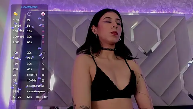 Snapshot of Sara_Foxx1 chatting on 01/31/25, 01:43 Sara Foxx1 online show from 01/31/25, 01:43