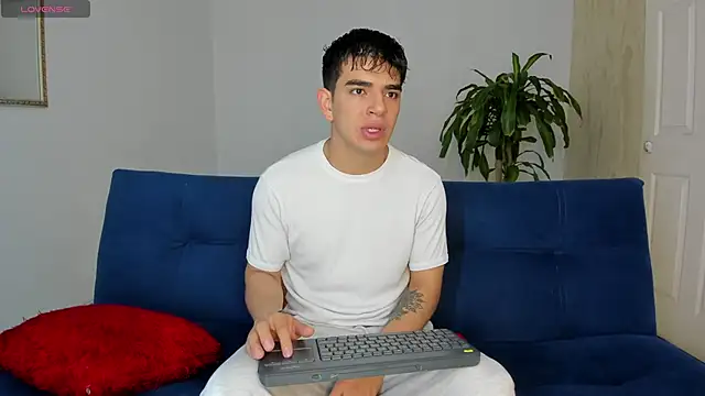 Ares Johnson online show from 10/27/25, 01:37