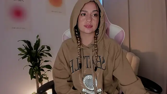 Snapshot of LittleSofia_ chatting on 01/02/25, 02:11 LittleSofia online show from 01/02/25, 02:11