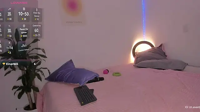 Snapshot of LittleSofia_ chatting on 02/13/25, 02:23 LittleSofia online show from 02/13/25, 02:23
