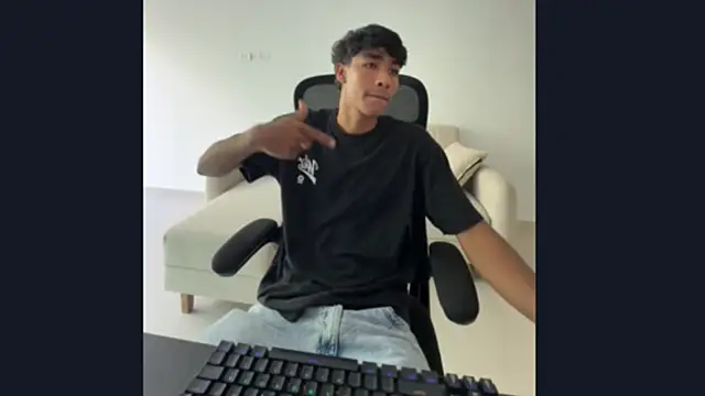 Snapshot of Tyler_prince chatting on 11/27/25, 06:43 Tyler prince online show from 11/27/25, 06:43