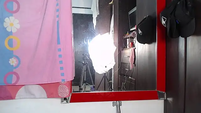 Snapshot of lizandandrew_hot chatting on 03/01/25, 04:37 lizandandrew hot online show from 03/01/25, 04:37
