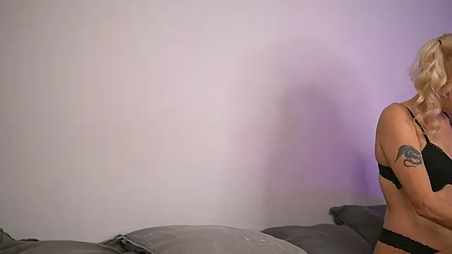 Snapshot of BritneyHudson chatting on 10/20/25, 03:40 BritneyHudson online show from 10/20/25, 03:40