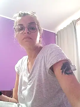 Snapshot of BritneyHudson chatting on 11/17/25, 07:47 BritneyHudson online show from 11/17/25, 07:47