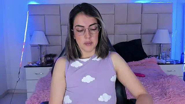Snapshot of IsisLoveyes_ chatting on 12/12/24, 02:04 IsisLoveyes online show from 12/12/24, 02:04