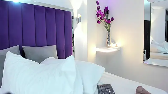 Snapshot of LindsyCater chatting on 12/03/24, 03:11 LindsyCater online show from 12/03/24, 03:11