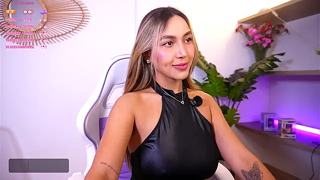 Snapshot of ashley2004_x chatting on 10/30/25, 12:12 ashley2004 x online show from 10/30/25, 12:12