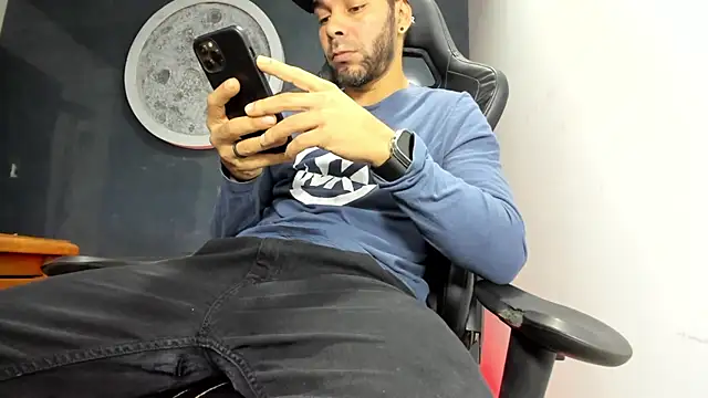 Snapshot of Bryan_Bronx chatting on 03/08/25, 11:18 Bryan Bronx online show from 03/08/25, 11:18
