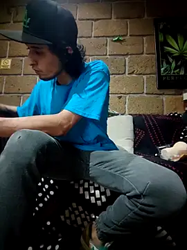 Snapshot of Pitudo20cmm chatting on 09/19/25, 06:59 Pitudo20cmm online show from 09/19/25, 06:59