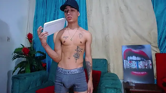 Snapshot of Leon_hot_X chatting on 12/21/24, 10:51 Leon hot X online show from 12/21/24, 10:51