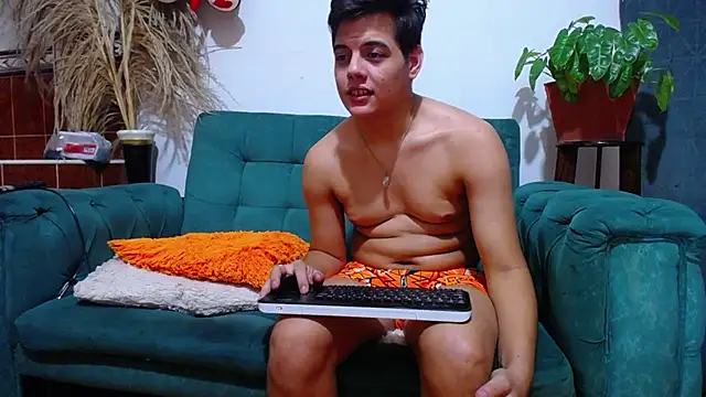 Snapshot of Leon_hot_X chatting on 03/01/25, 10:45 Leon hot X online show from 03/01/25, 10:45