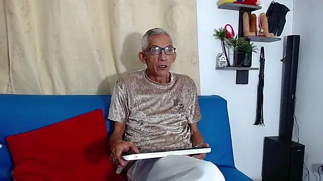 Snapshot of Leon_hot_X chatting on 10/12/25, 01:15 Leon hot X online show from 10/12/25, 01:15