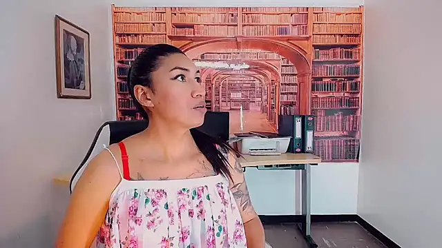 khiara moretti online show from 02/05/25, 07:53