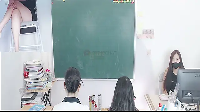 Snapshot of _Math_ chatting on 11/16/25, 09:26 Math online show from 11/16/25, 09:26