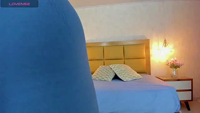 LARSONMIA online show from 10/31/25, 12:39