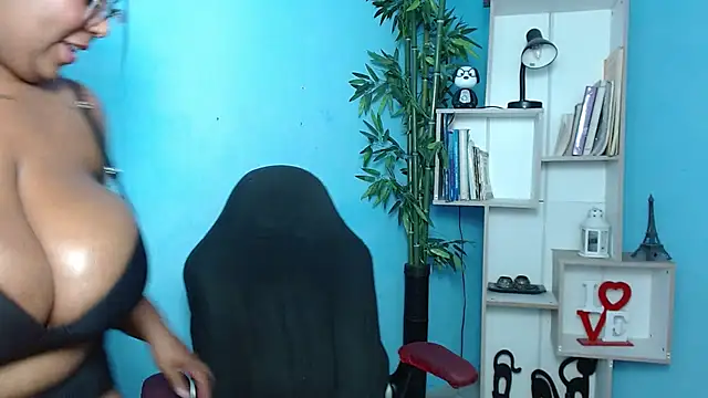 Snapshot of bbw_charlote chatting on 02/12/25, 12:01 bbw charlote online show from 02/12/25, 12:01