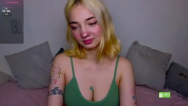 Snapshot of sandra_belll chatting on 09/29/25, 03:39 sandra belll online show from 09/29/25, 03:39