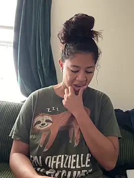 Snapshot of VanessaBling chatting on 11/19/25, 04:07 VanessaBling online show from 11/19/25, 04:07