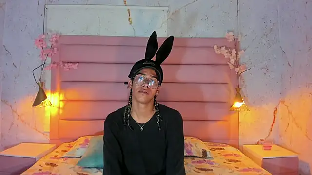 Maxim-Walker online show from 10/28/25, 03:10