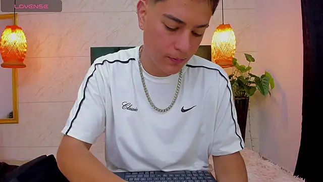 Snapshot of Levy_Steve chatting on 10/08/25, 03:26 Levy Steve online show from 10/08/25, 03:26