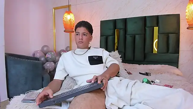 Snapshot of Levy_Steve chatting on 10/16/25, 06:47 Levy Steve online show from 10/16/25, 06:47