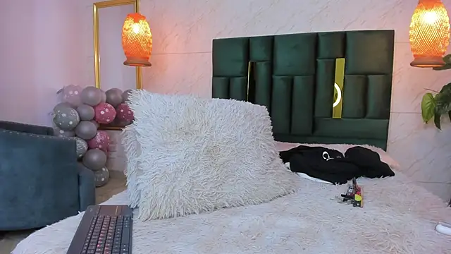 Snapshot of Levy_Steve chatting on 10/17/25, 04:04 Levy Steve online show from 10/17/25, 04:04