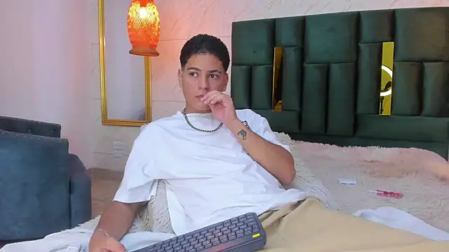 Snapshot of Levy_Steve chatting on 10/19/25, 04:35 Levy Steve online show from 10/19/25, 04:35