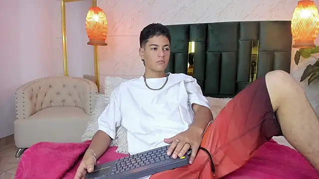 Snapshot of Levy_Steve chatting on 11/13/25, 03:38 Levy Steve online show from 11/13/25, 03:38