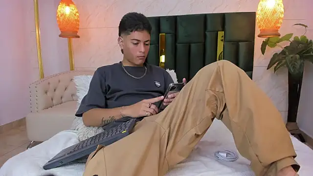 Snapshot of Levy_Steve chatting on 11/15/25, 04:21 Levy Steve online show from 11/15/25, 04:21